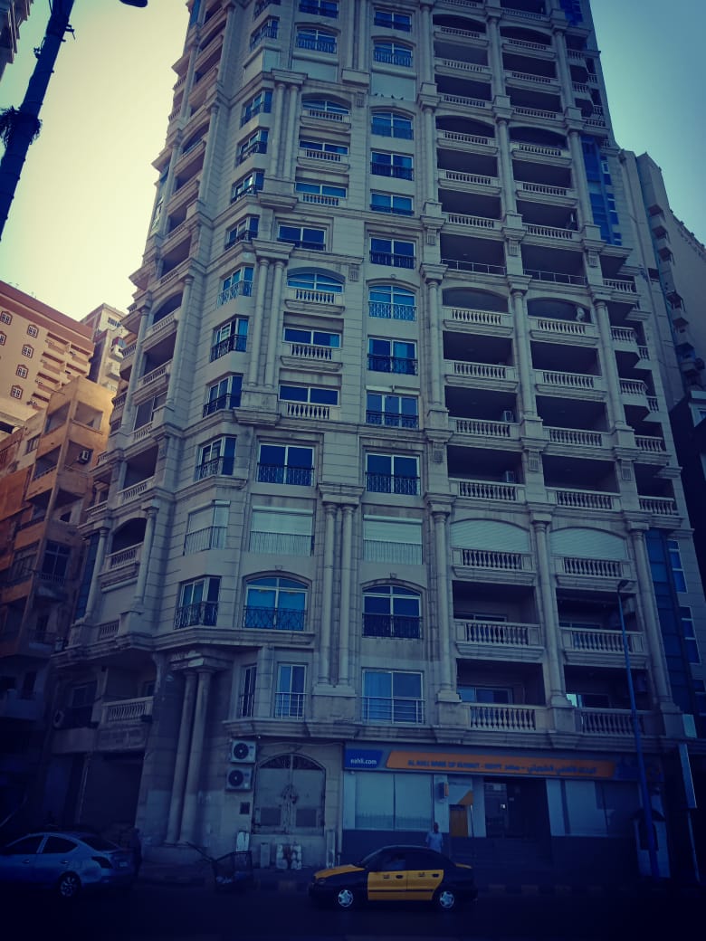 مبنى تجاري 